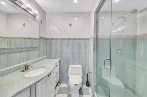 $839,000 | 401 Poinciana Island Drive, Unit 1225, Sunny Isles Beach, FL 33160