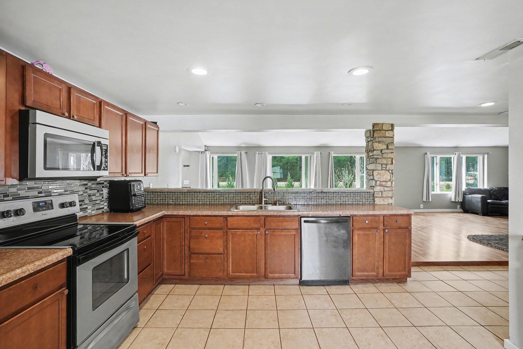 184 East Tyler Road Muskegon, MI 49445 - Photo 9 of 27 014_file_2698