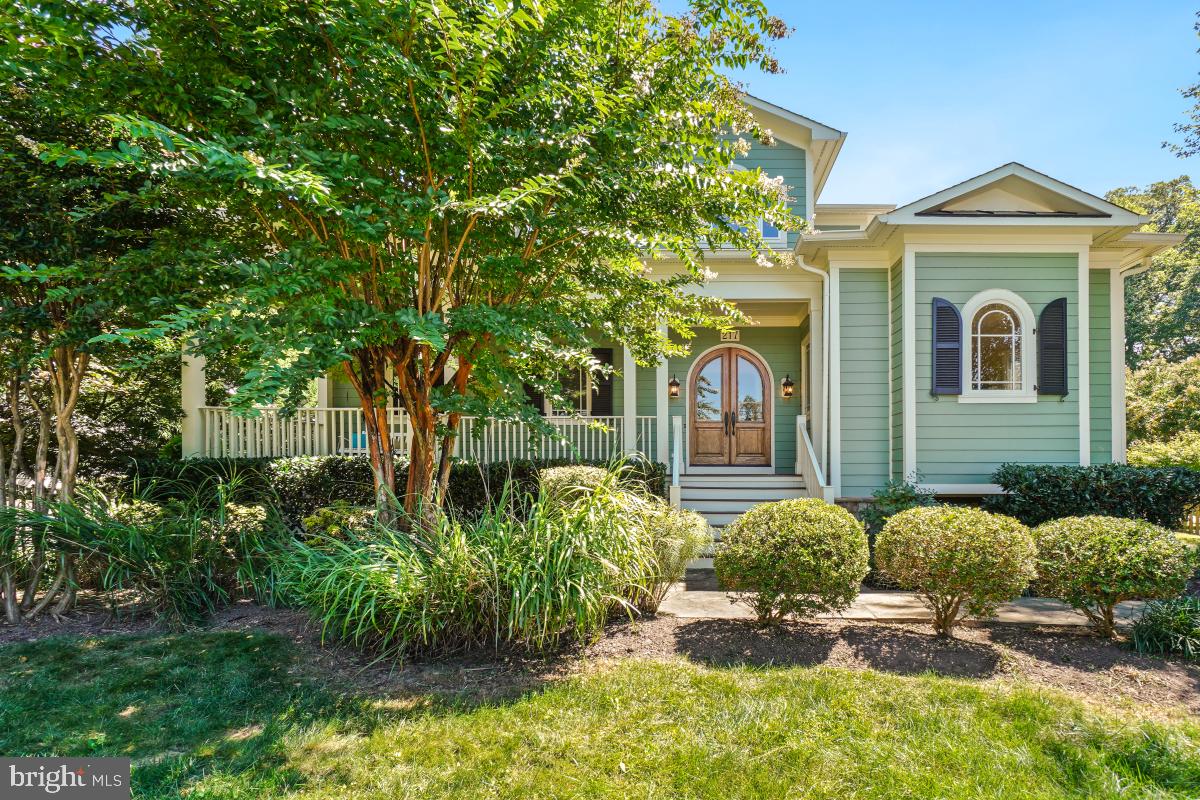 217 Talahi Road Southeast Vienna, VA 22180 - Photo 2 of 63 a front view of a house with a yard