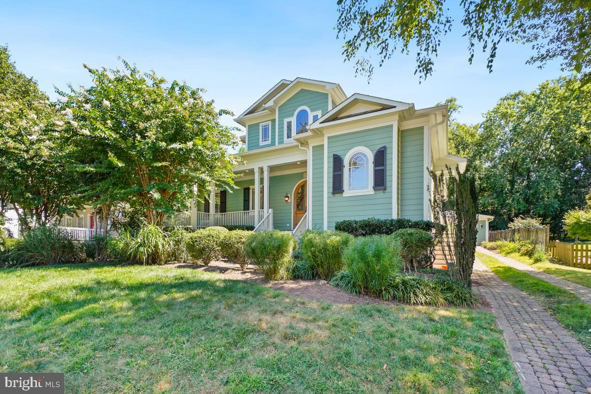 217 Talahi Road Southeast Vienna, VA 22180 - Photo 3 of 63 a front view of a house with garden