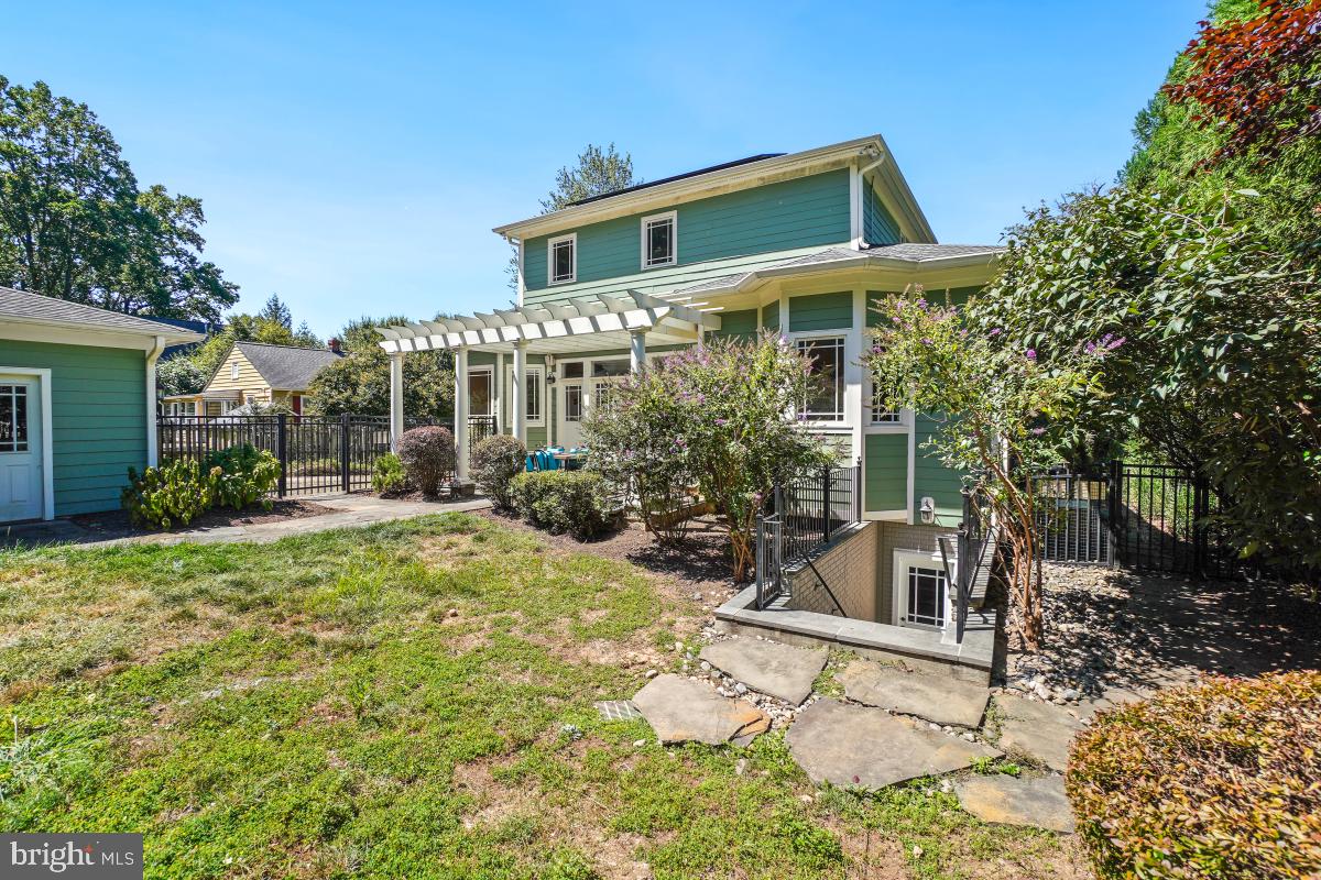 217 Talahi Road Southeast Vienna, VA 22180 - Photo 59 of 63 a front view of a house with garden