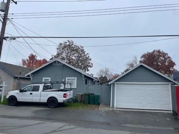 a view of garage yard