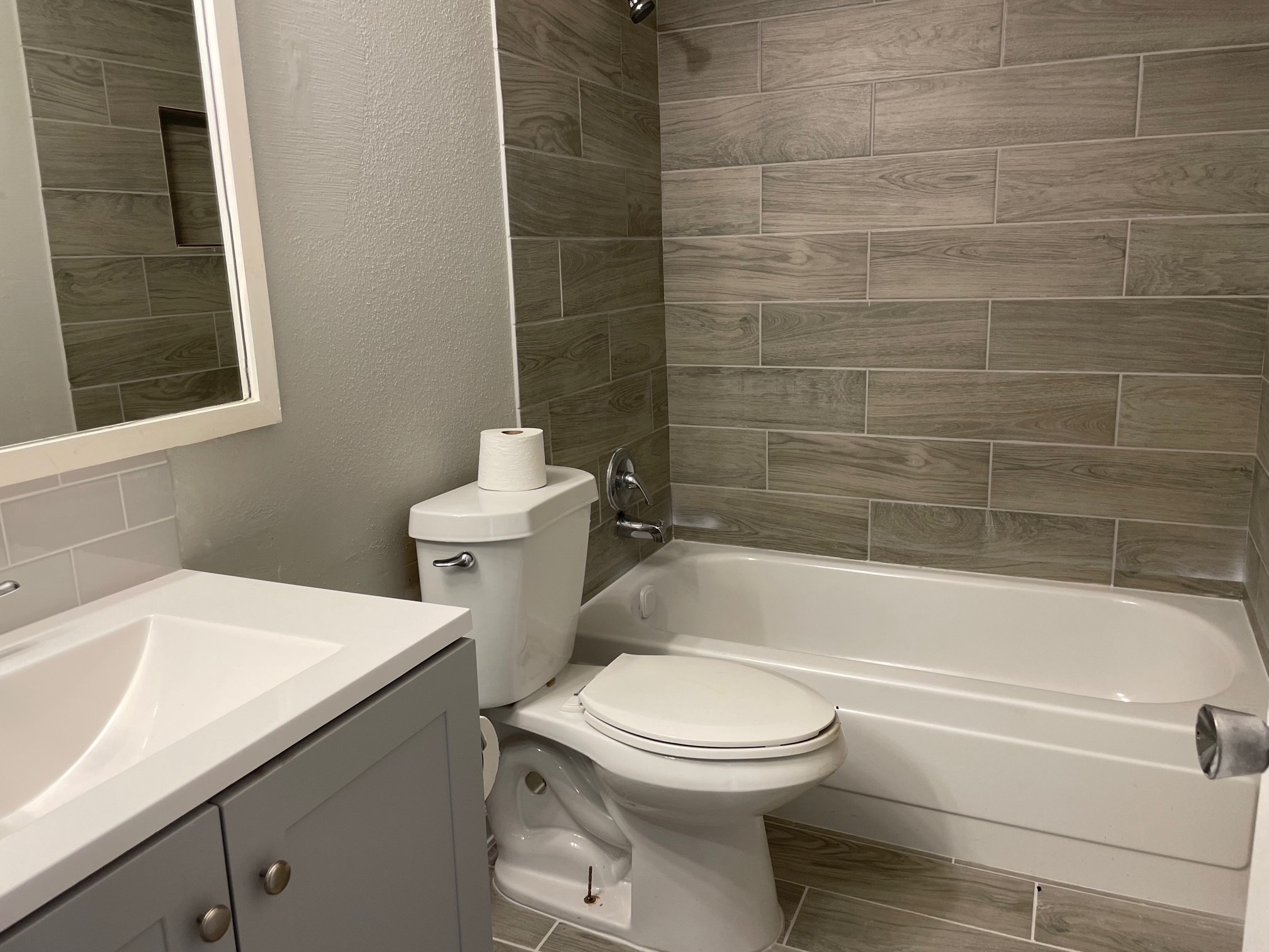 6401 Deihl Road, Unit 202 Houston, TX 77092 - Photo 5 of 22 Bathroom 1
