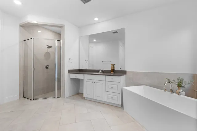 a view of a livingroom with a ceiling fan
