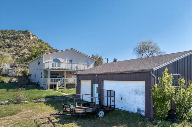 a view of a backyard