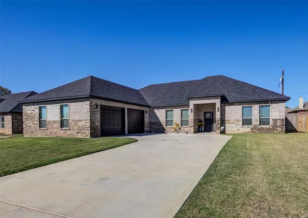 $419,000 | 2205 Briarwood Drive, Bridgeport, TX 76426