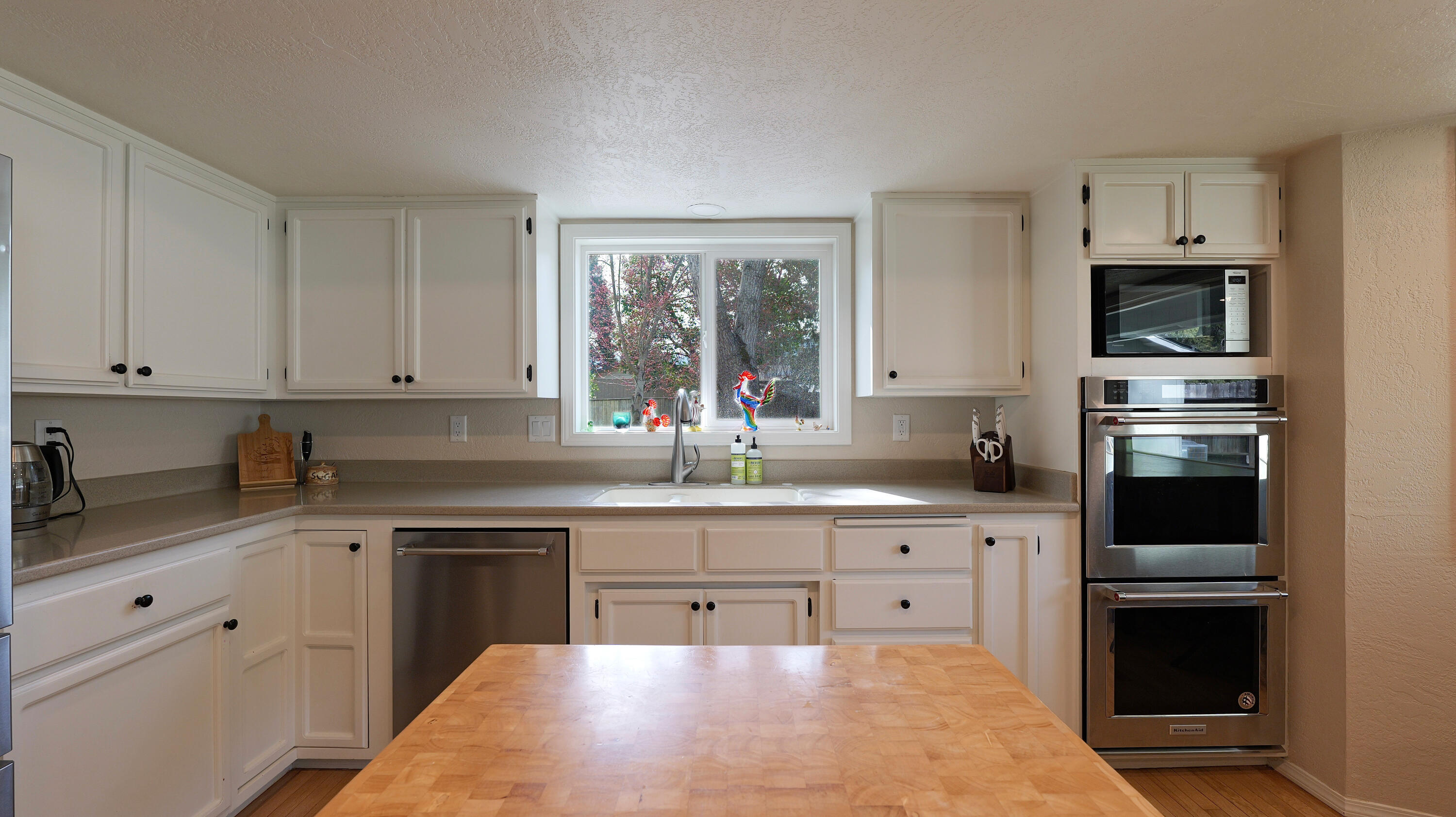 9401 Old Stage Road Central Point, OR 97502 - Photo 20 of 49 Kitchen