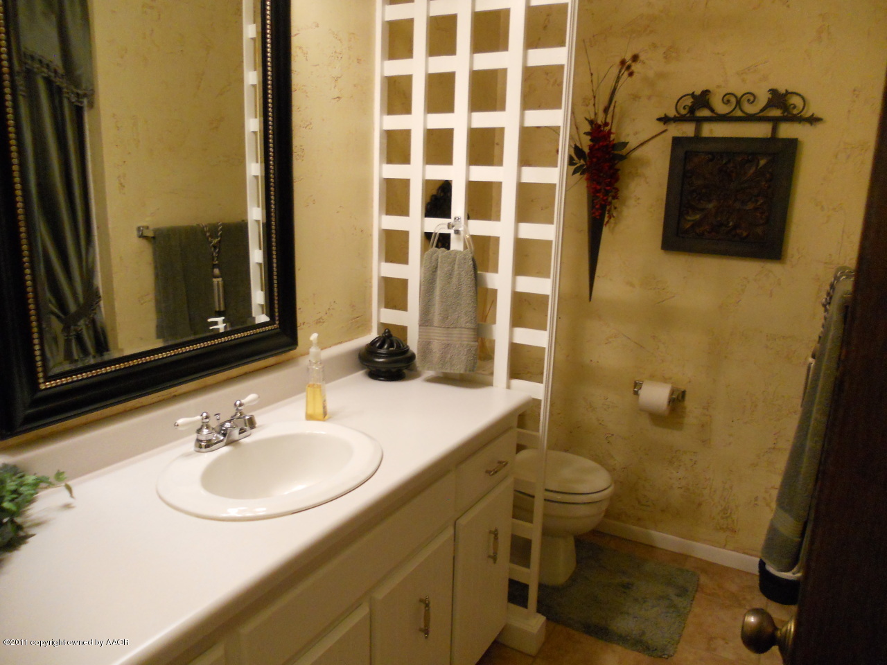 6509 Drexel Road Amarillo, TX 79109 - Photo 5 of 15 Hall Bath