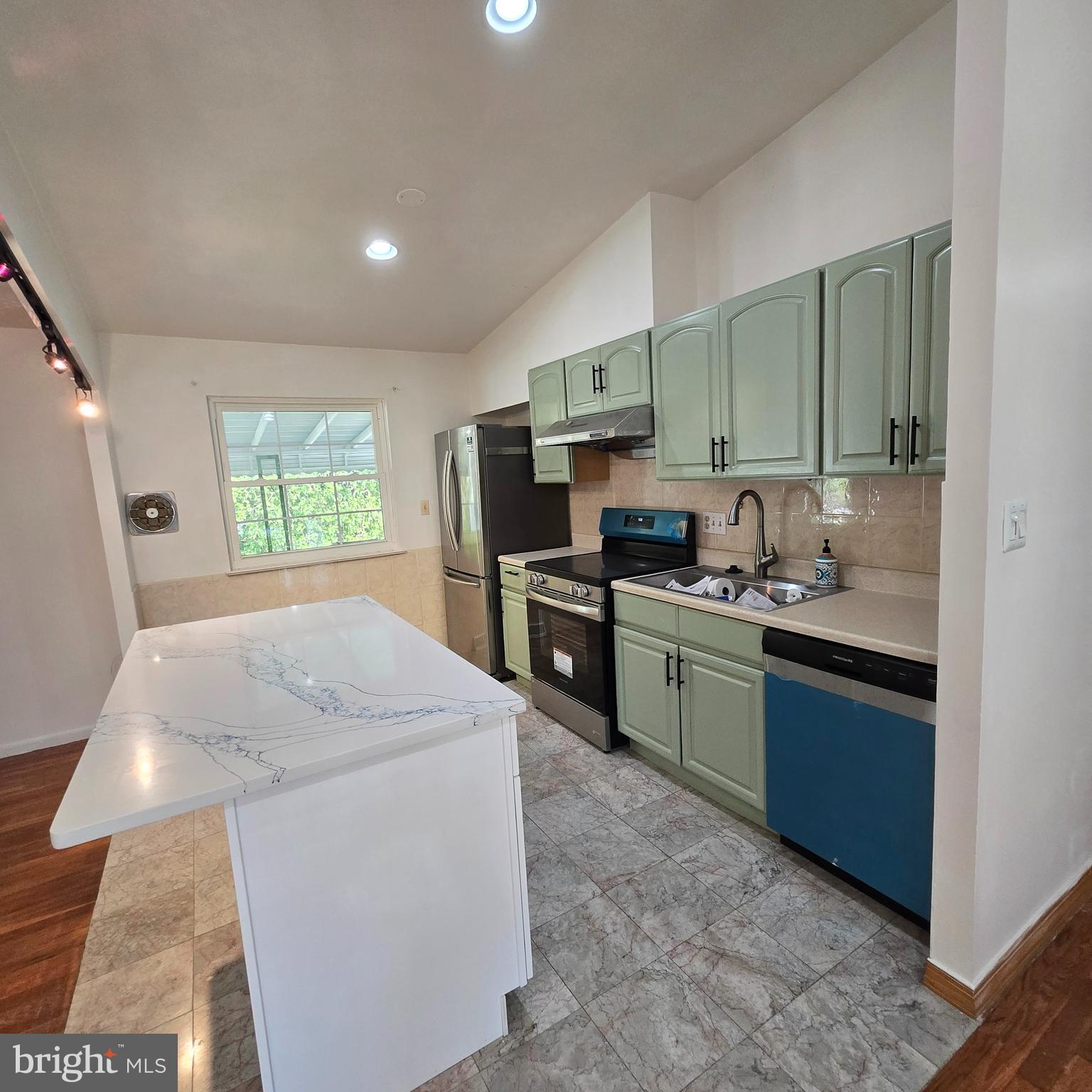 3505 Templar Road Randallstown, MD 21133 - Photo 7 of 40 a kitchen with a sink stove and refrigerator