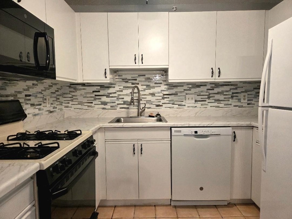 4234 North Main Street, Unit 606 Fall River, MA 02720 - Photo 4 of 15