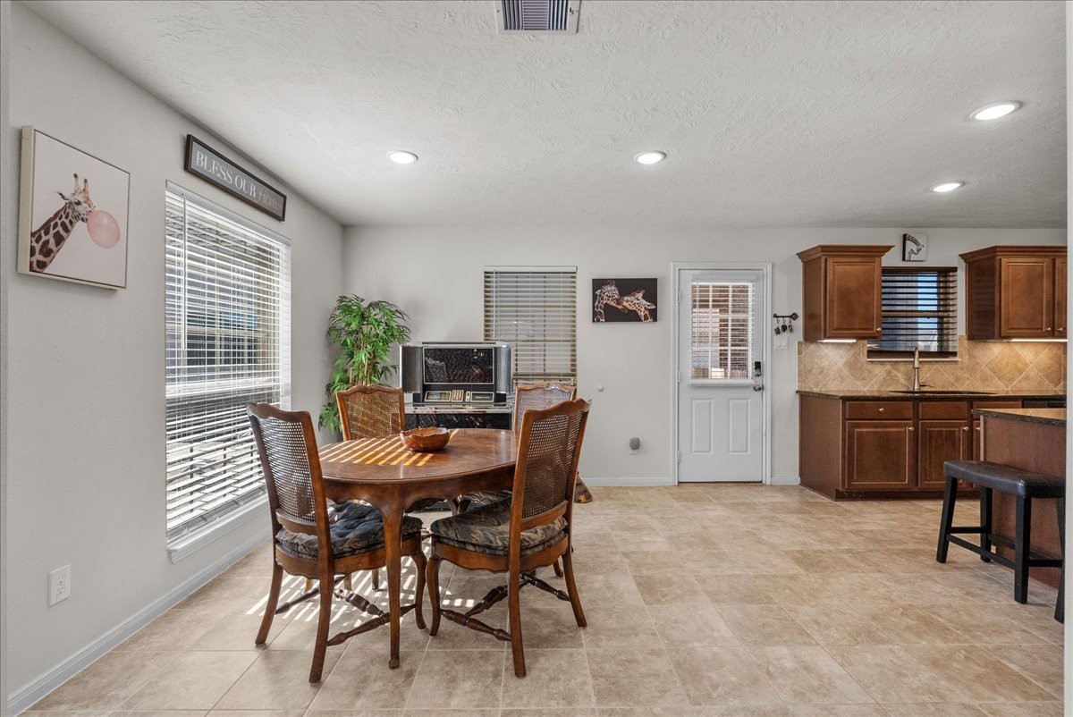 2111 Gilbert Road League City, TX 77573 - Photo 11 of 38 Breakfast area