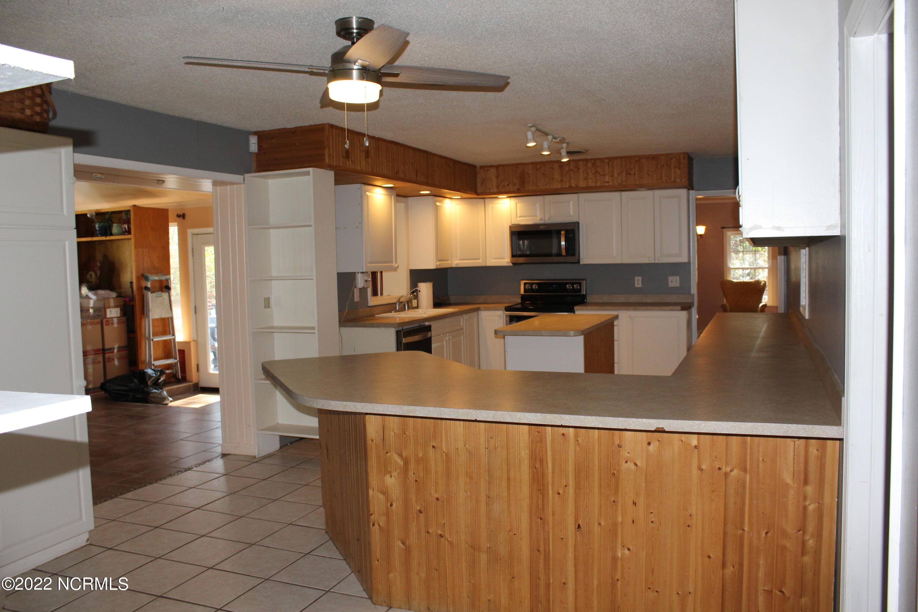 1098 Lake Road Newport, NC 28570 - Photo 8 of 52 Kitchen Bar Area
