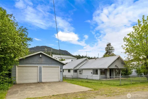 $489,999 | 410 1st Street, Easton, WA 98925