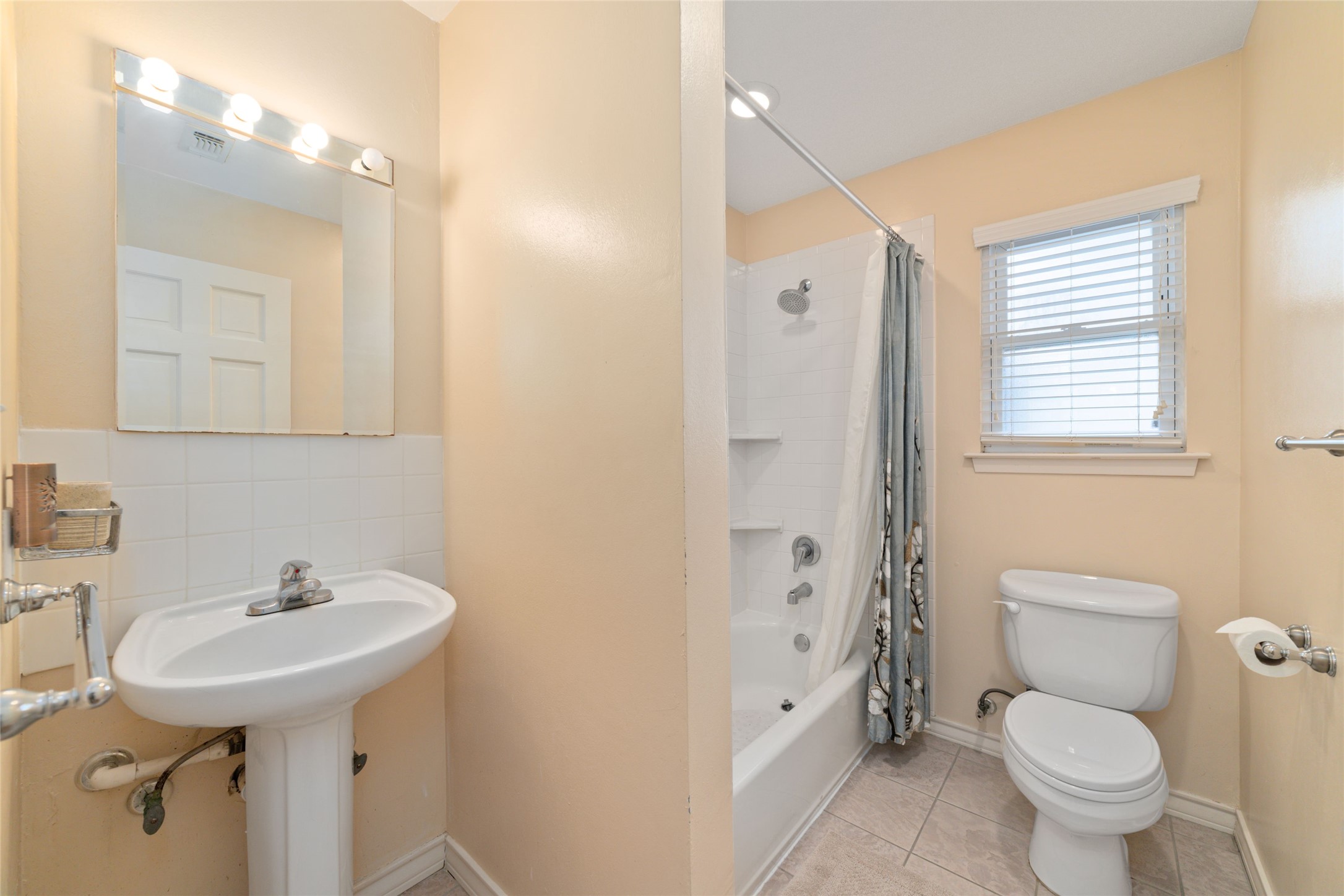 1613 California Street Houston, TX 77006 - Photo 49 of 50 Guest cottage: A full bath with a tub and shower combination completes the guest cottage, offering comfort and functionality in a private retreat that guests consistently called a "hidden gem."