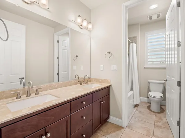 $679,000 | 11584 North Via Venitzia Avenue, Fresno, CA 93730