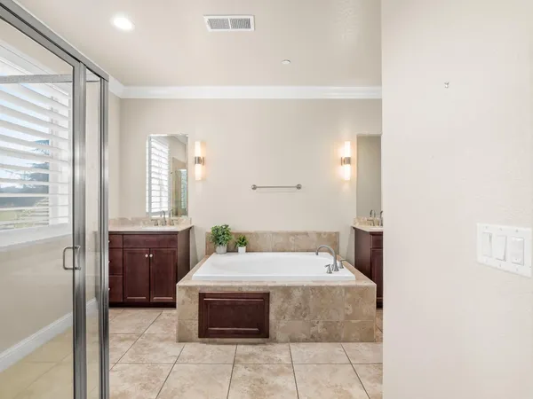 $679,000 | 11584 North Via Venitzia Avenue, Fresno, CA 93730