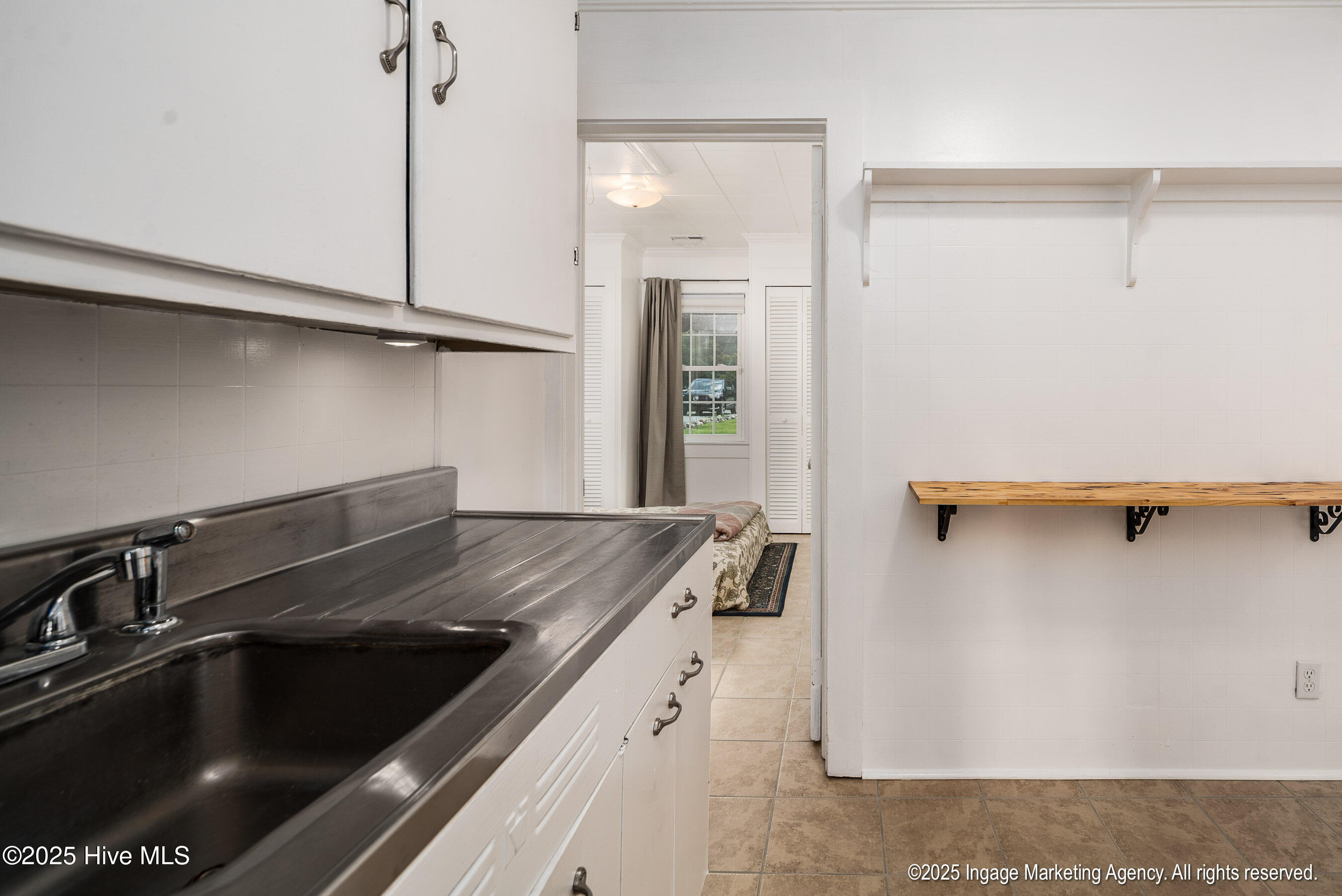 322 River Road Washington, NC 27889 - Photo 15 of 29 kitchen with built in dining bar