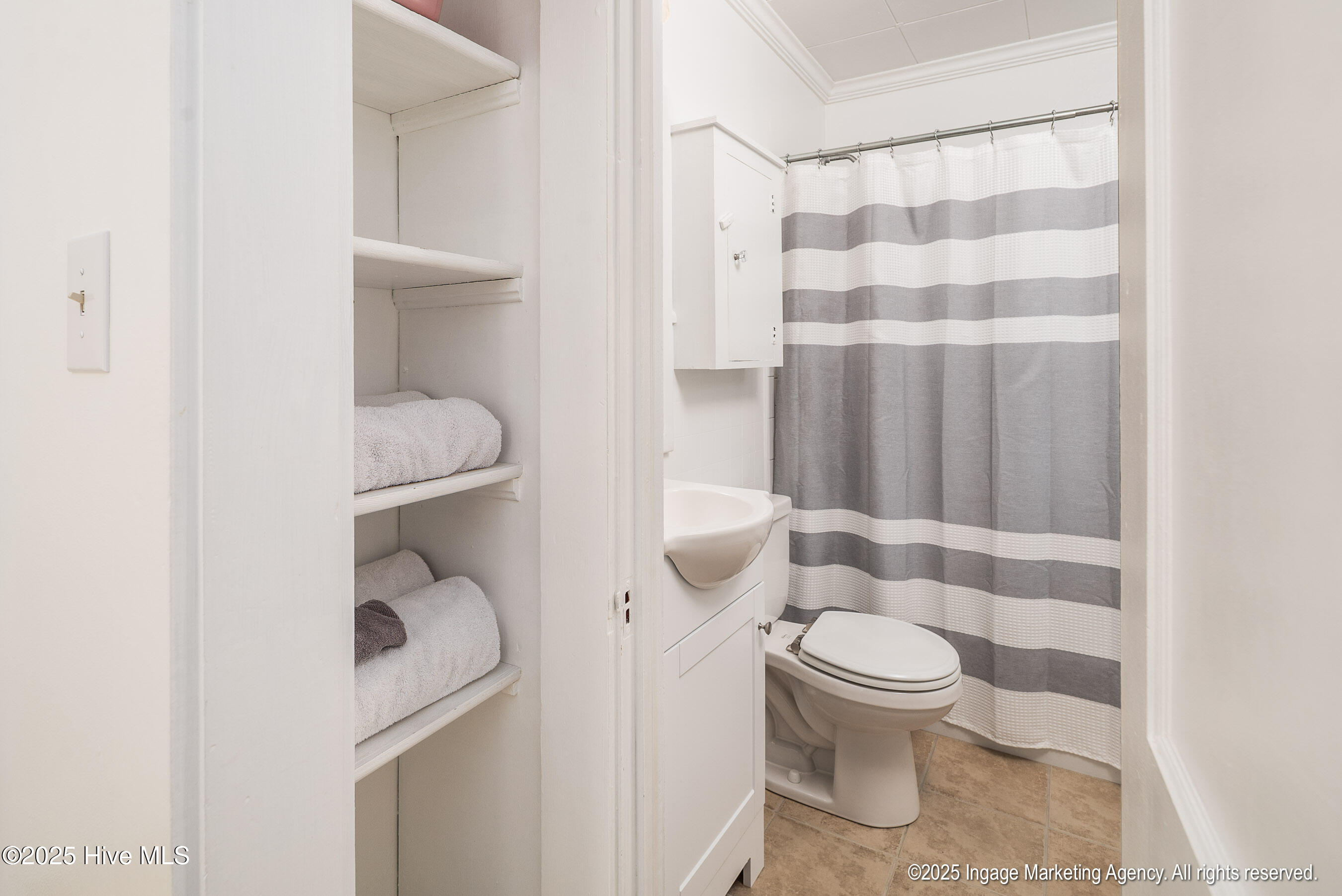 322 River Road Washington, NC 27889 - Photo 17 of 29 cute built in shelves/ linen closet