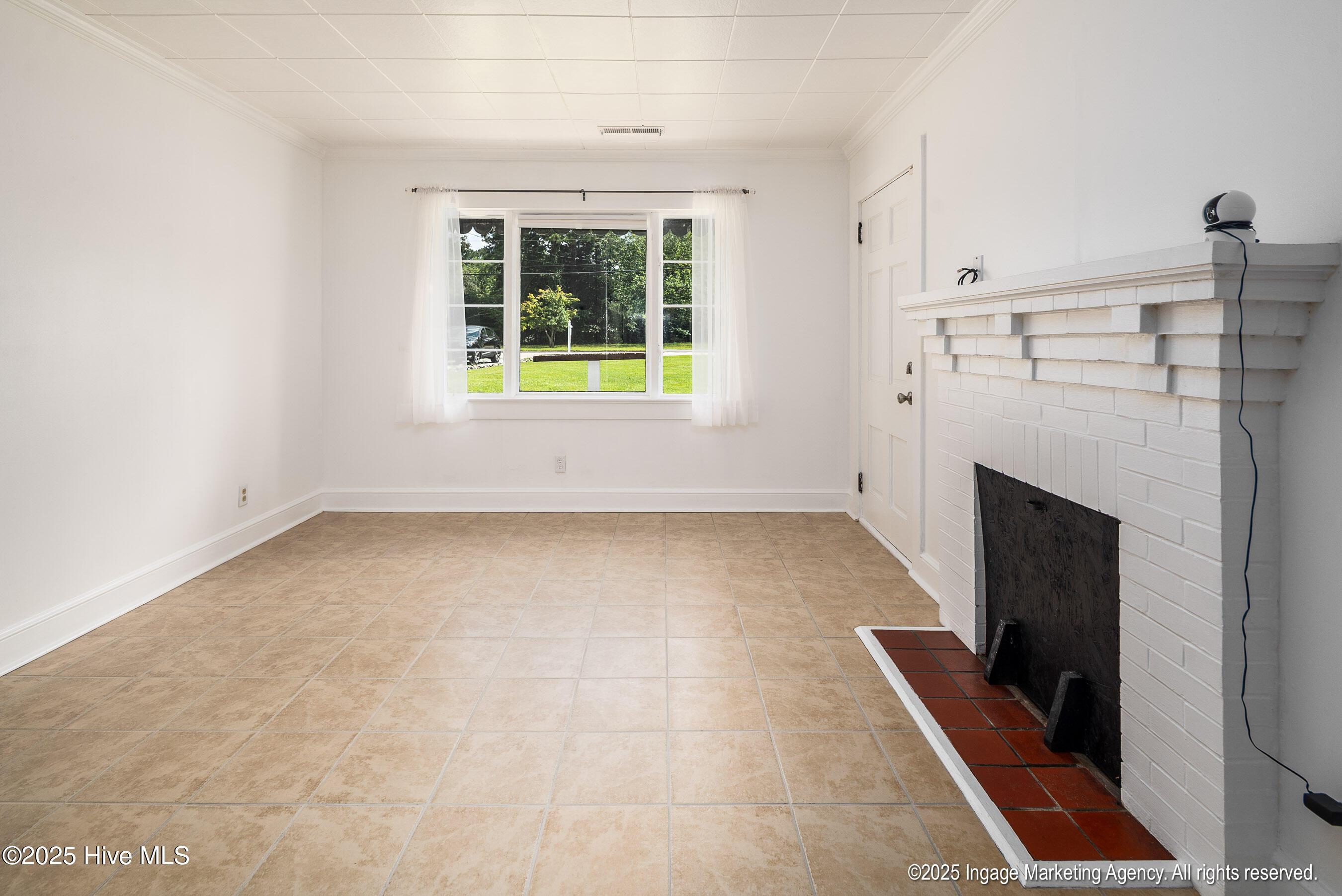 322 River Road Washington, NC 27889 - Photo 7 of 29 den with fireplace