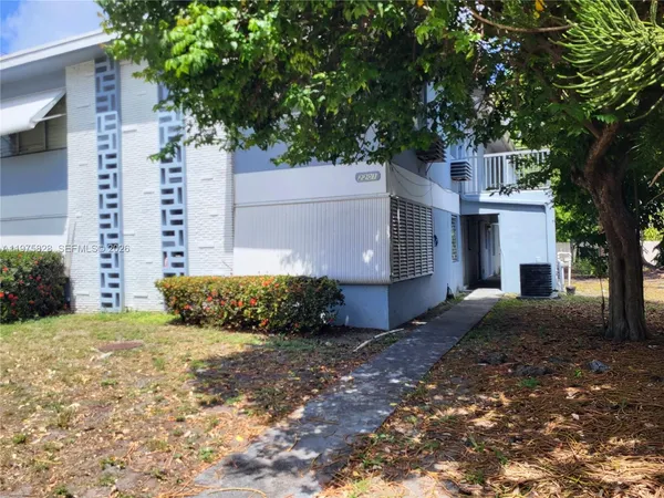 a view of a back yard of the house