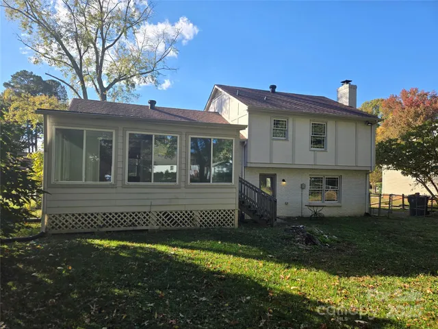 a view of a house with a yard