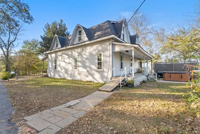 a view of a house with backyard