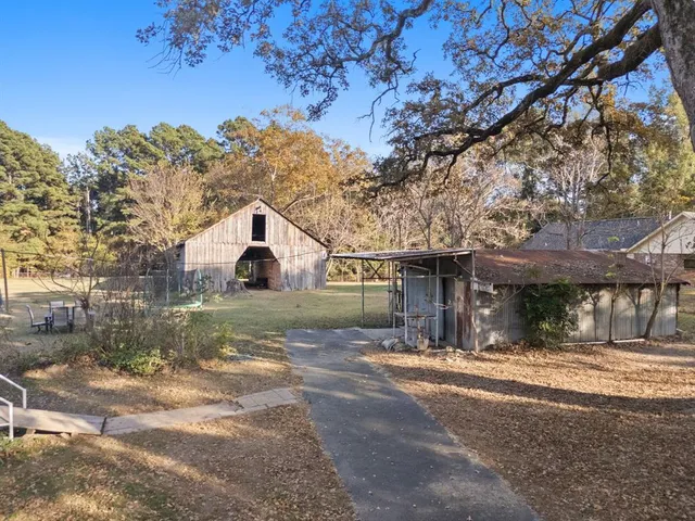 a view of a house with backyard and tree