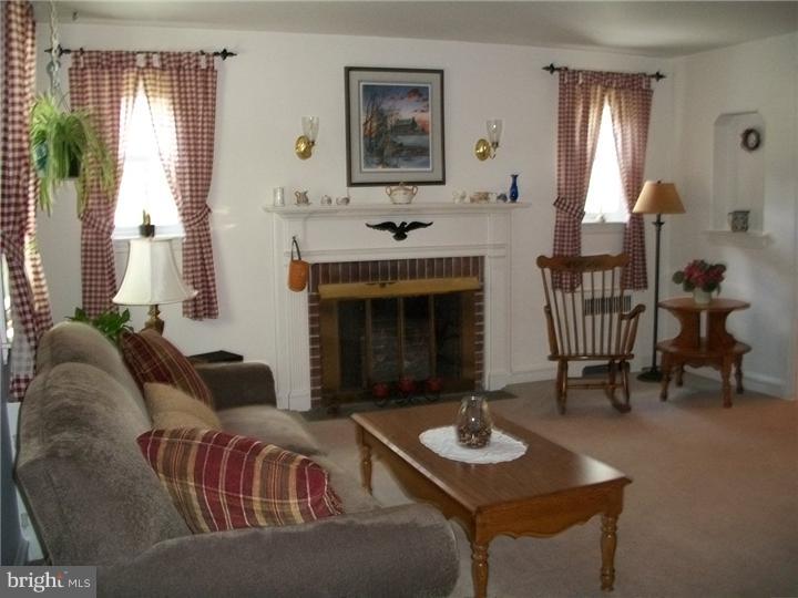 42 Braeburn Road Havertown, PA 19083 - Photo 8 of 19 Living Room