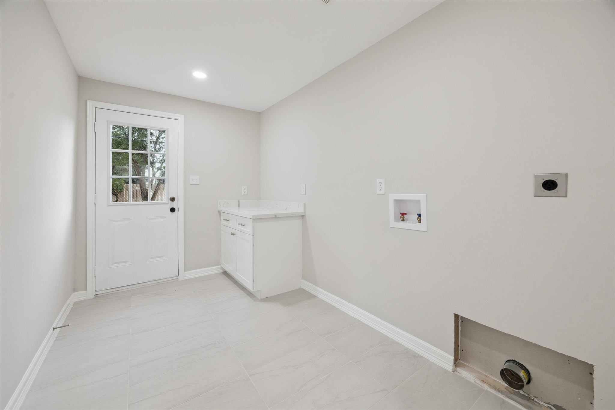 10009 Lazy Oaks Street Houston, TX 77080 - Photo 12 of 23 an empty room with windows