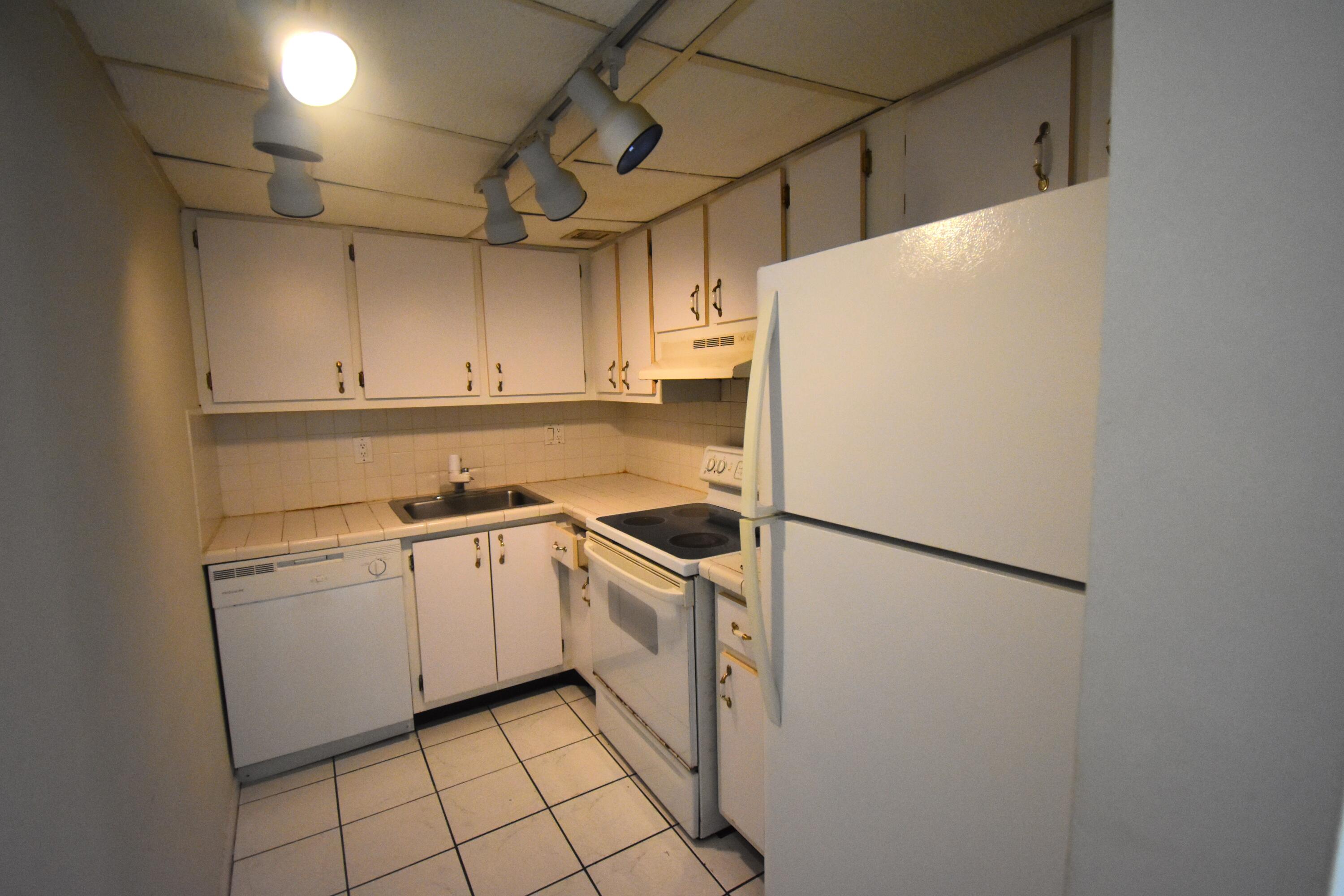 616 Northwest 13th Street, Unit 25 Boca Raton, FL 33486 - Photo 3 of 26 Kitchen