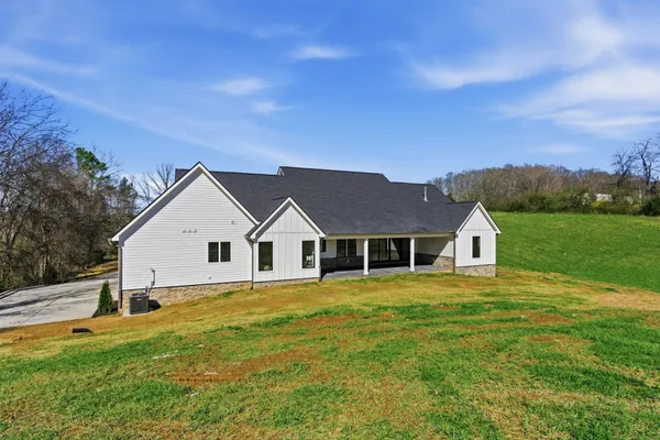$889,900 | 2176 Hogan Road, Burns, TN 37029