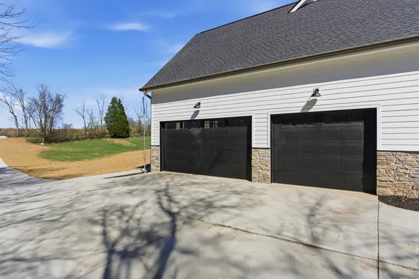 $889,900 | 2176 Hogan Road, Burns, TN 37029