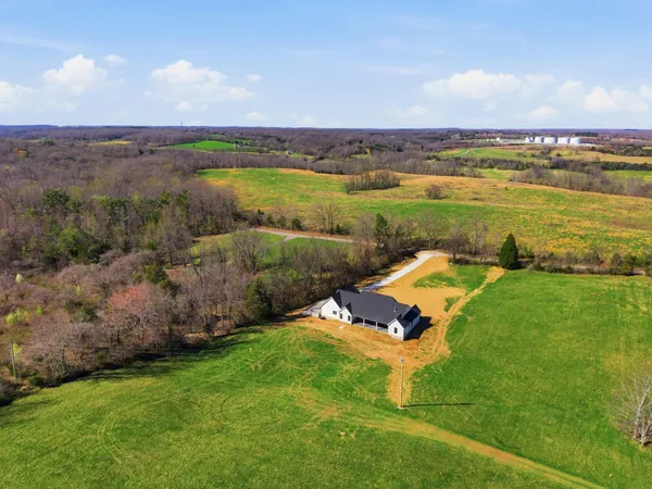 $889,900 | 2176 Hogan Road, Burns, TN 37029