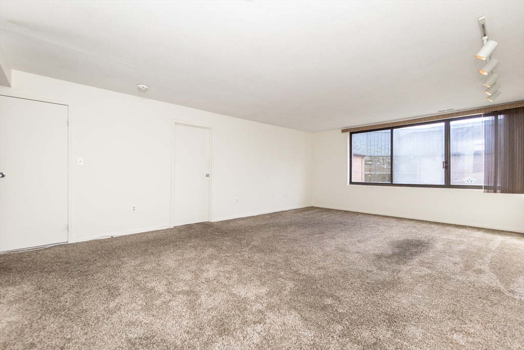 404 Paradise Road, Unit 2N Swampscott, MA 01907 - Photo 8 of 29