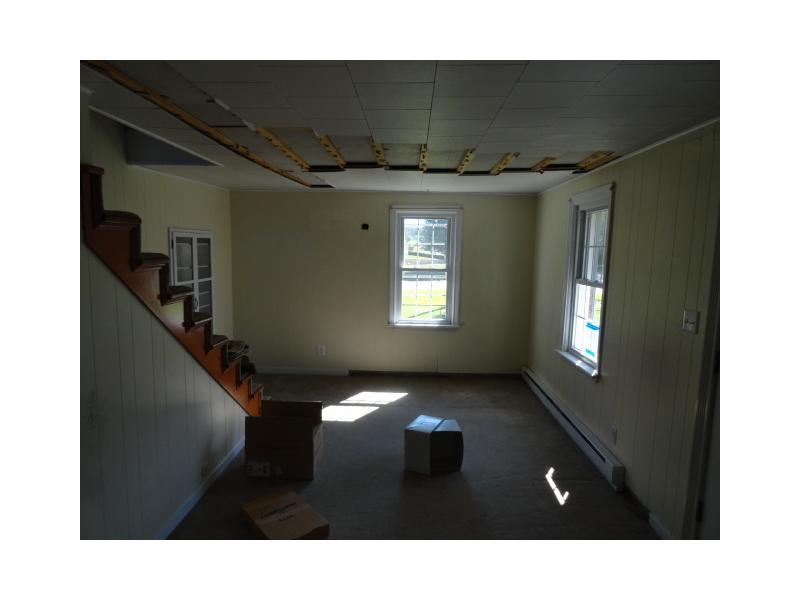 1051 Henry Road Latrobe, PA 15650 - Photo 2 of 11 Living Room.