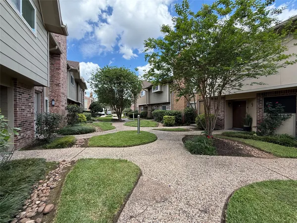 $2,400 | 2517 Bering Drive, Unit 13, Houston, TX 77057