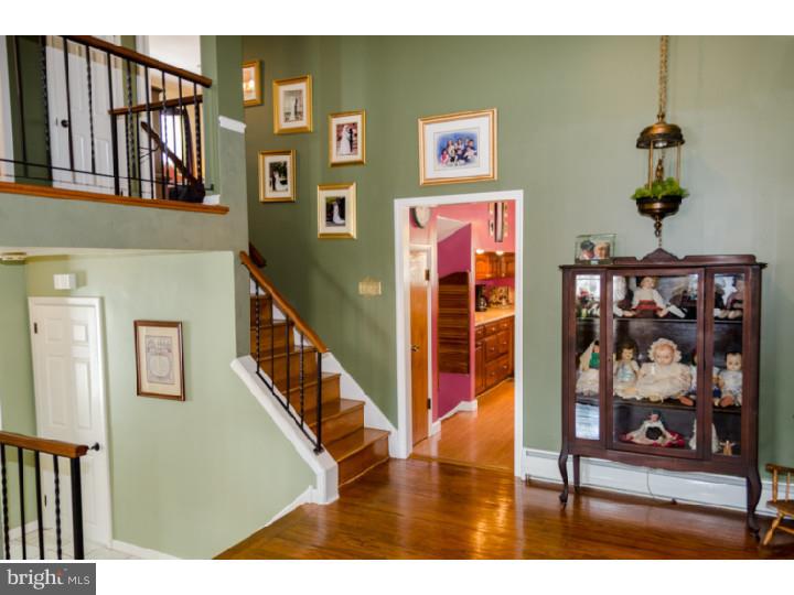 19 Ridgefield Road Newtown Square, PA 19073 - Photo 4 of 25 Living Room
