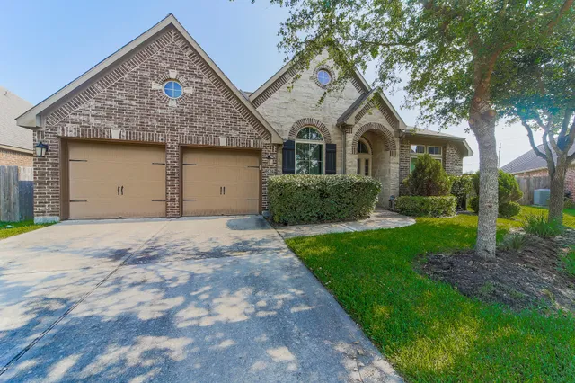 $2,600 | 13803 Royal Ridge Drive, Pearland, TX 77584