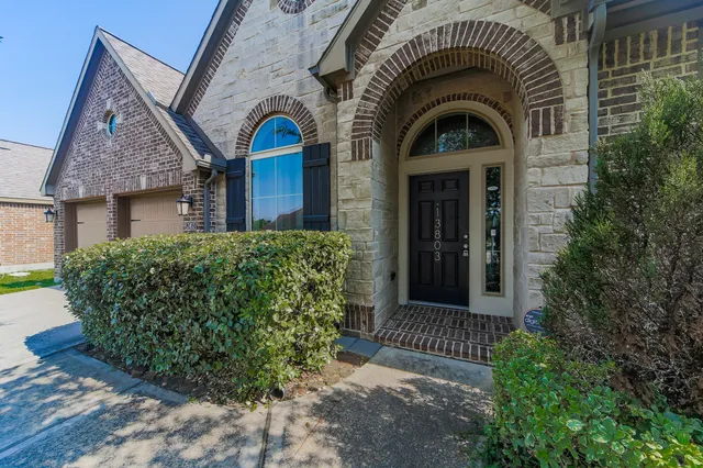 $2,600 | 13803 Royal Ridge Drive, Pearland, TX 77584
