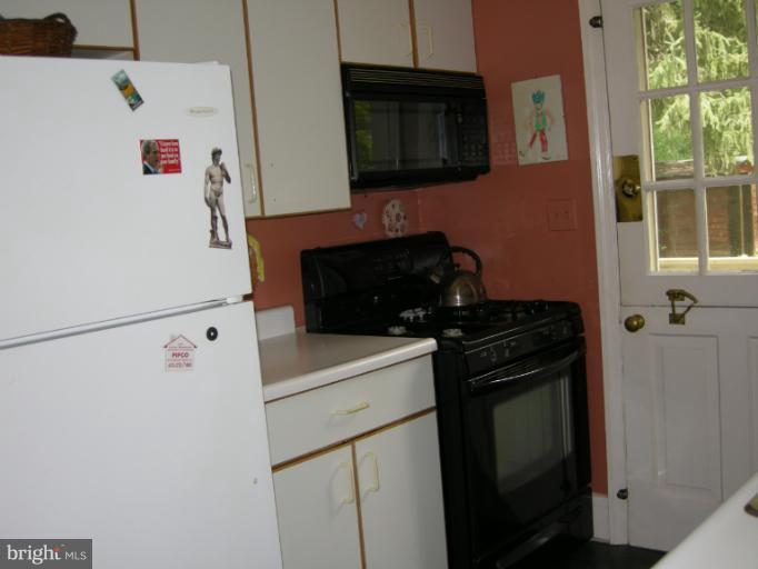 607 Piccadilly Road Towson, MD 21204 - Photo 5 of 23 Kitchen