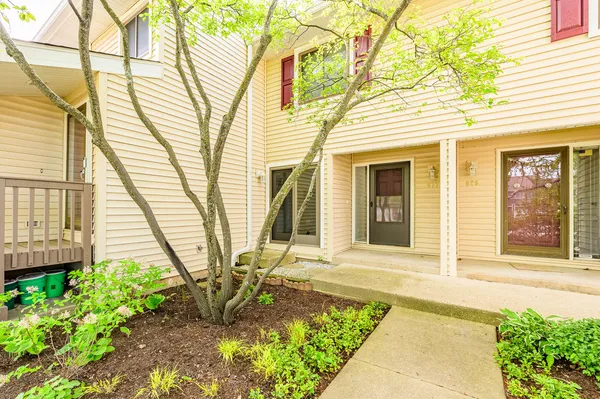 $305,000 | 927 Hidden Lake Drive, Buffalo Grove, IL 60089