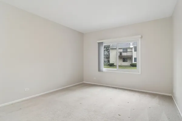 $305,000 | 927 Hidden Lake Drive, Buffalo Grove, IL 60089