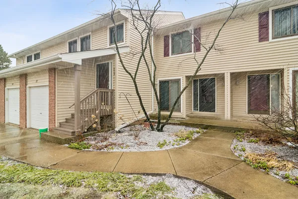 $305,000 | 927 Hidden Lake Drive, Buffalo Grove, IL 60089