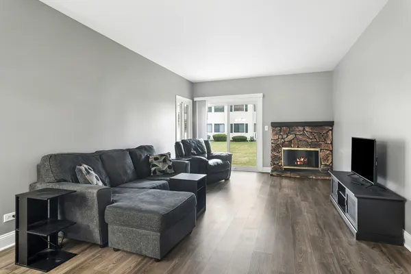 $305,000 | 927 Hidden Lake Drive, Buffalo Grove, IL 60089