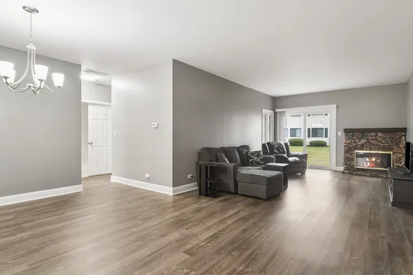 $305,000 | 927 Hidden Lake Drive, Buffalo Grove, IL 60089