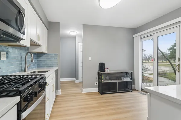 $305,000 | 927 Hidden Lake Drive, Buffalo Grove, IL 60089