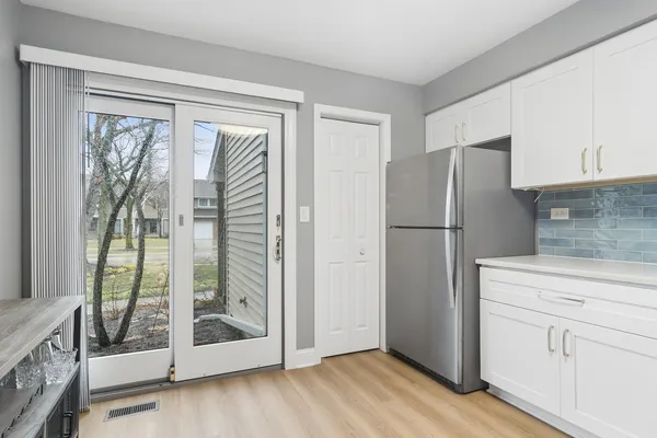 $305,000 | 927 Hidden Lake Drive, Buffalo Grove, IL 60089