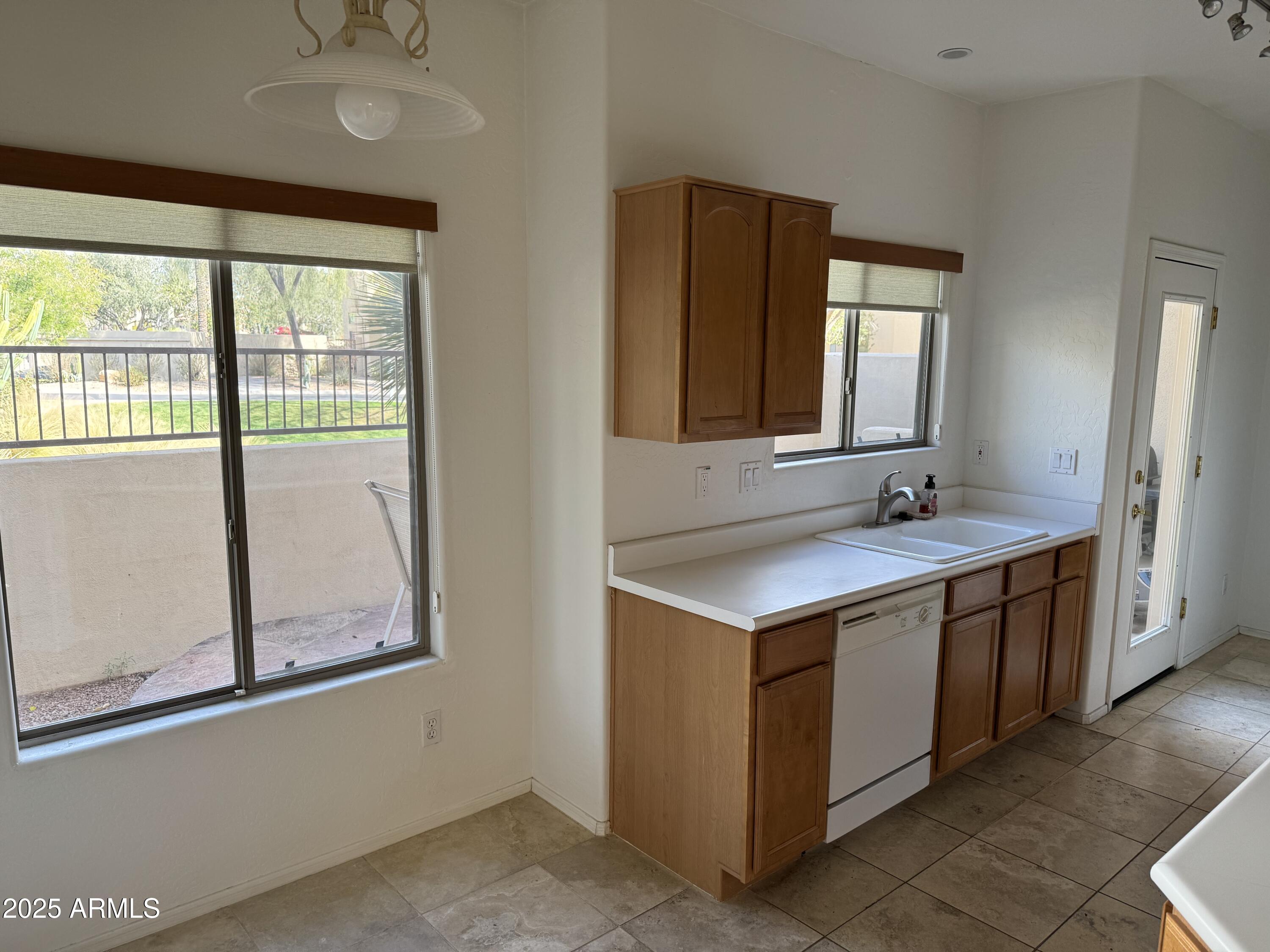 9065 East Gary Road, Unit 124 Scottsdale, AZ 85260 - Photo 8 of 52 Breakfast nook/kitchen