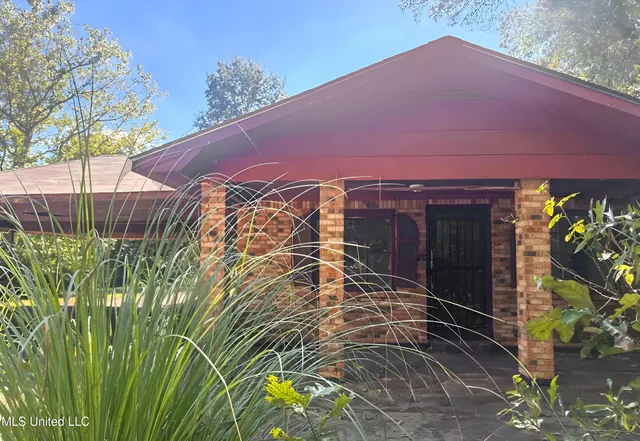 $34,900 | 18233 Old Highway 80, Edwards, MS 39066