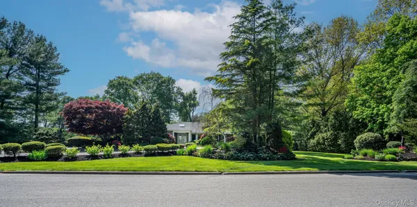 $1,875,000 | 2 Yukon Drive, Woodbury, NY 11797